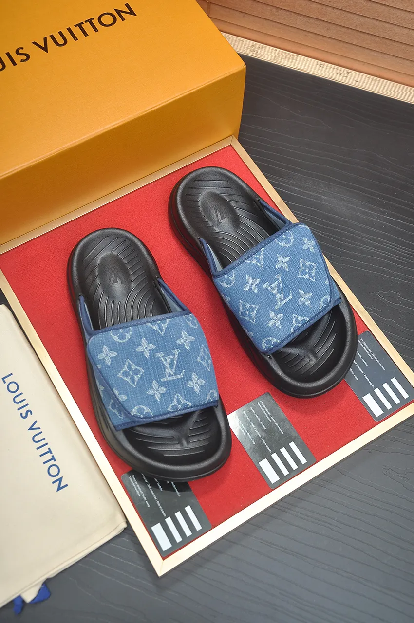 Men's men's shoes 💰340💶 [Louis Vuitton LV slippers] (high-end cowhide) counter 1:1 fashion style, a must-have for summer! The designer used LV’s iconic outsole. The original simple slippers instantly become fashionable! The upper is made of flexible special cowhide leather straps alternately, and the workmanship is exquisite! A must-have for stylish men in summer, size 38-45 (45 customized)